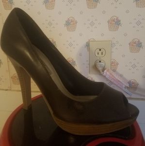 Peeptoe pump